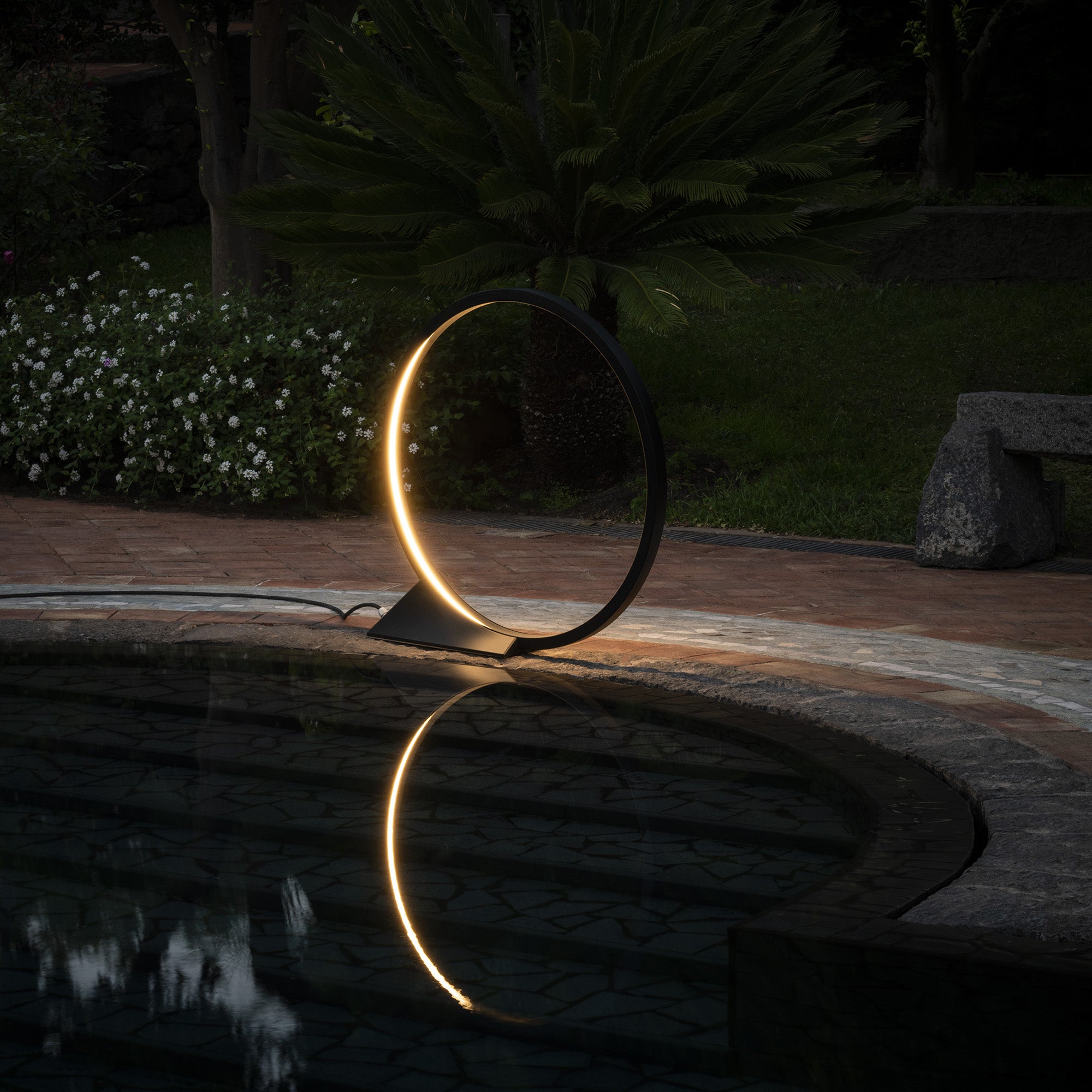 "O" Outdoor Floor Lamp - Image 5
